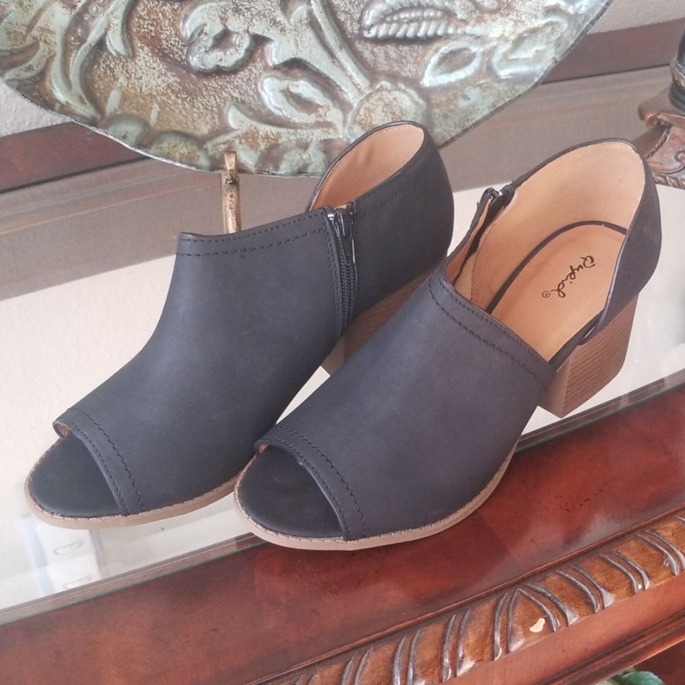 NWOB Qupid black peep toe bootie size 10